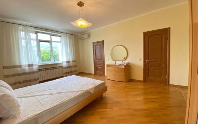Квартира на Изумрудном Переулке 1