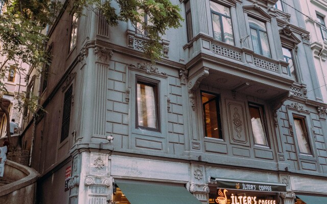 DeCamondo Residence