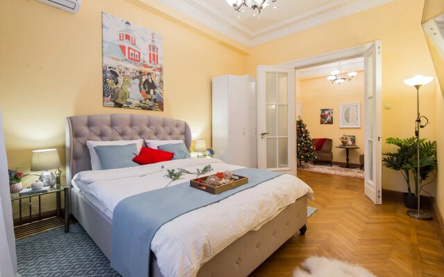Квартира GM Apartments в Легендарной Сталинской высотке