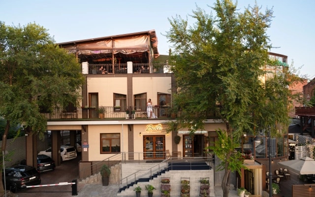 Отель V Hotel&Rooftop Lounge