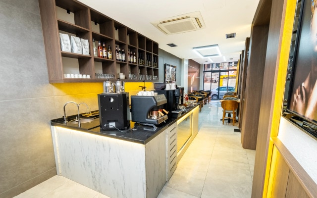 Отель Luxury Life Suites