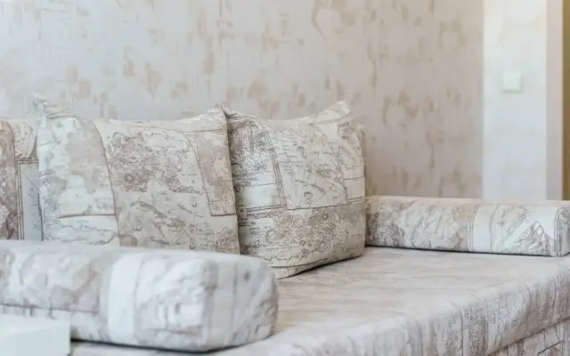 Апартаменты студия в ярких тонах в центре Тюмени