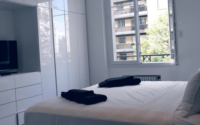 Апартаменты Spacious Flat Near Arc de Triomphe