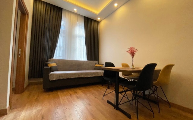 Апартаменты 1BR Clean 7 Min By Walk To Metro