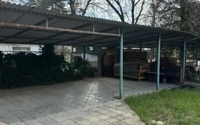 Частный дом в центре на Шаляпина с внутренним двором и беседкой