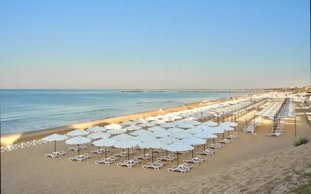 Курортный отель Alean Family Riviera