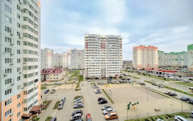 Квартира Как Дома с видом на Дом и Улицу