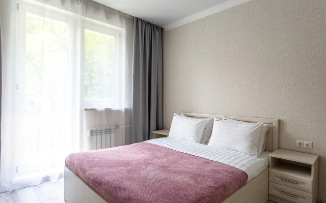 Апартаменты Дом у Дендрария Red Apartments Азалия