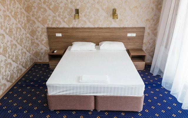 Отель Ревю