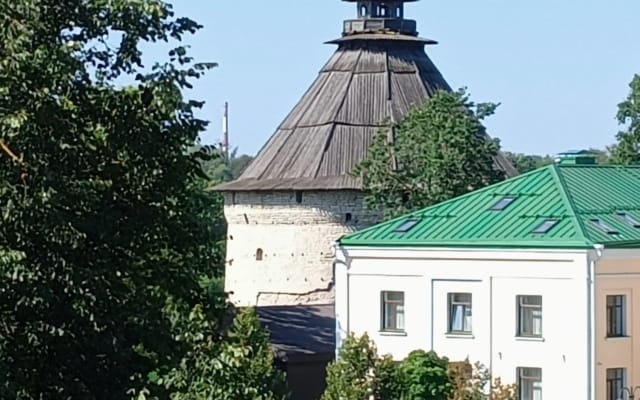 Квартира с Видом на Покровскую Башню и Реку Великую