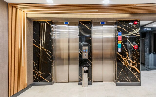 Отель Roys Hotel & Suites