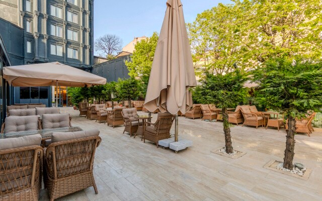 Porta Romanos Hotel