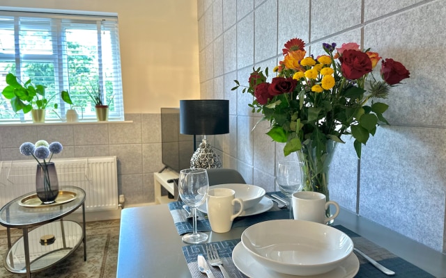 Апартаменты Damos Living - Superb Business En-Suite Studio