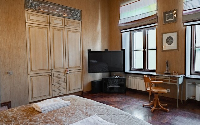 Bronza na Millionnoy Apartments