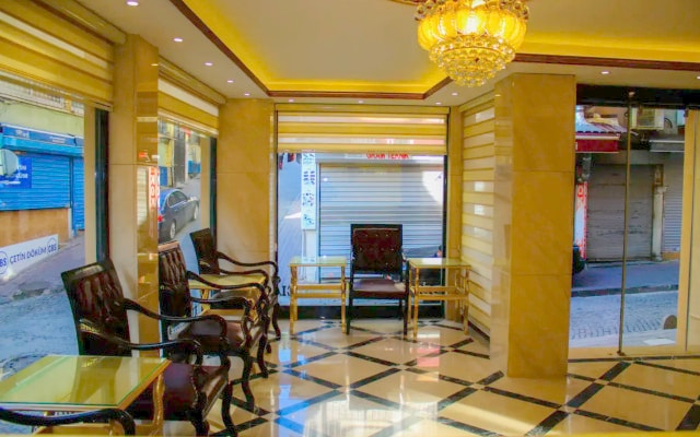 Deluxe Newport Hotel