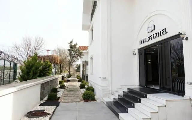 D Twins Airport Hotel