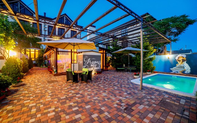 Меблированные комнаты Villa Village (Вилла в деревне Кабардинка)