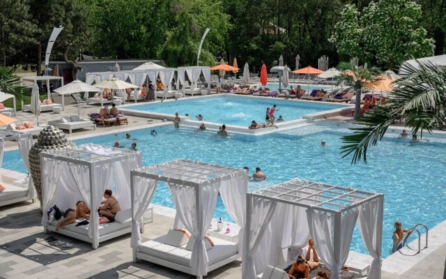 Отель BOUTIQUE HOTEL EMBARGO