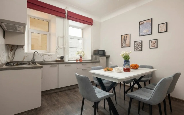 Квартира GM Apartments Четверка на Патриках в вишнёвых тонах