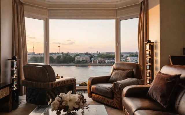 Апартаменты в центре с видом на Неву