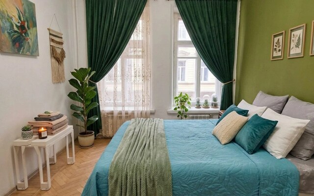 Квартира Трехкомнатная  у метро Чернышевская