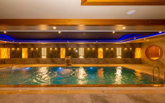 Отель Ramada by Wyndham Istanbul Pera