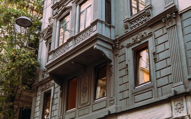 DeCamondo Residence