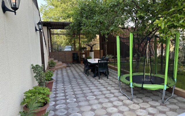 V Tsentralnoj Chasti Goroda Guest House