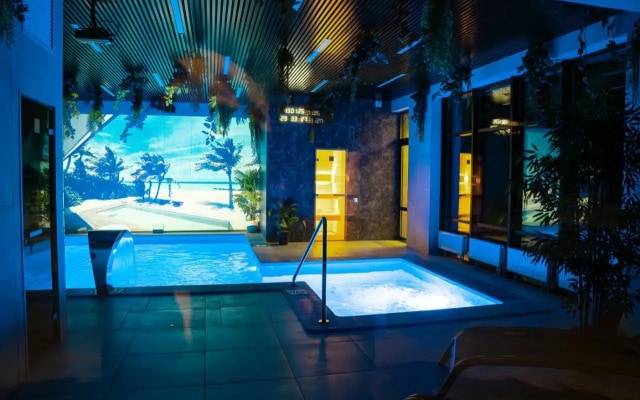 Квартира Дизайн-Студия Белая со SPA Комплексом с Бассейном
