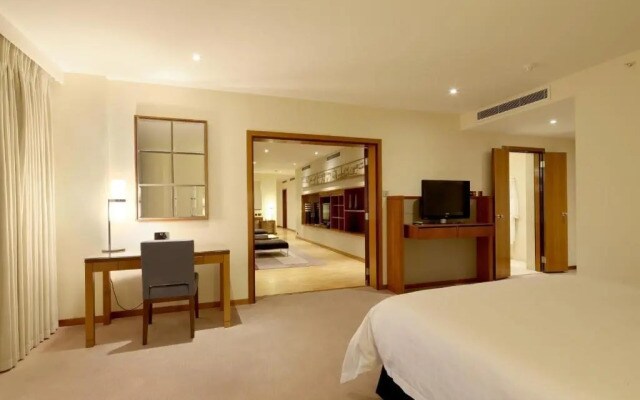 Canary Riverside Plaza Hotel