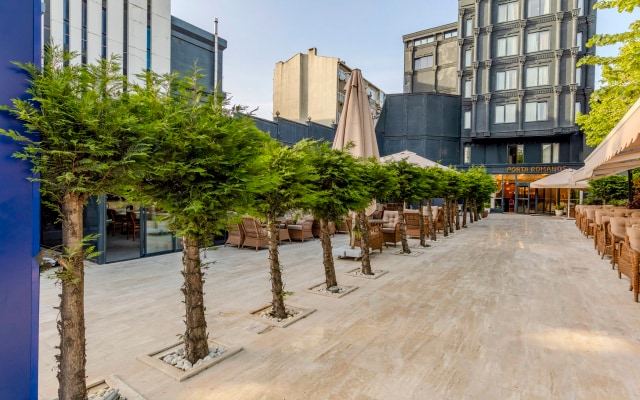 Porta Romanos Hotel