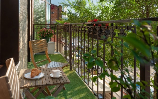 Отель V Hotel&Rooftop Lounge