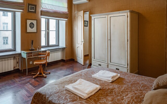 Bronza na Millionnoy Apartments