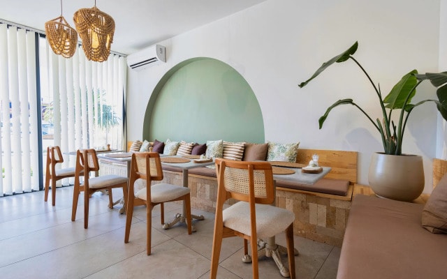 Meshk Airport Hotel