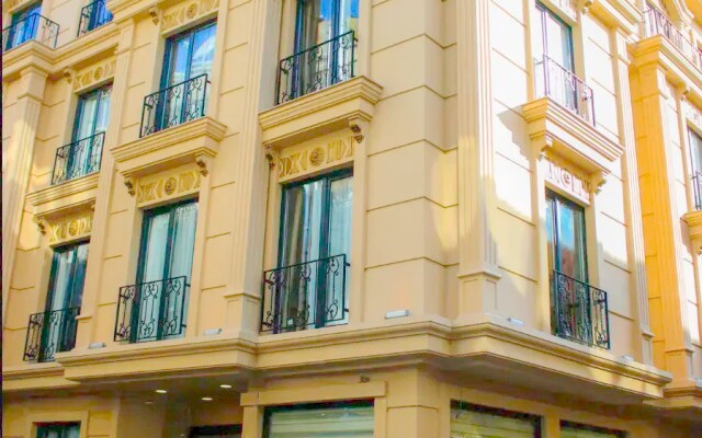Deluxe Newport Hotel