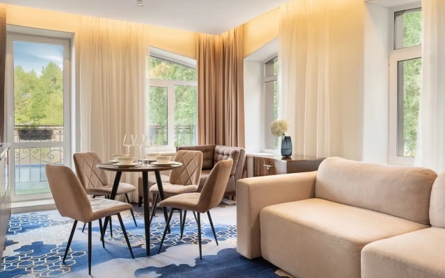 Отель V Hotel&Rooftop Lounge