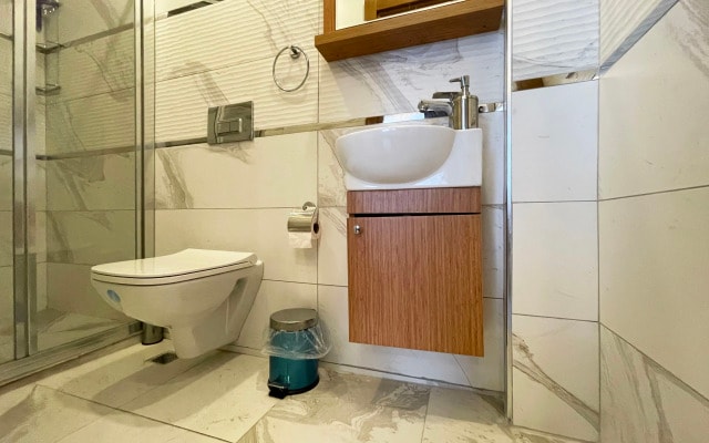 Апартаменты 1BR Clean 7 Min By Walk To Metro
