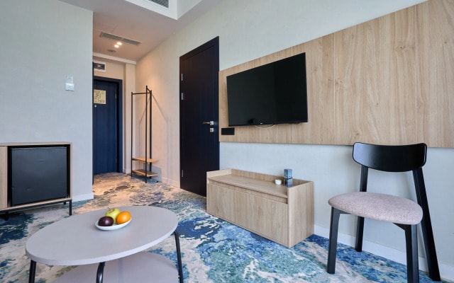 Апартаменты в Космос Адлер у ЖД (УК V-hotels)