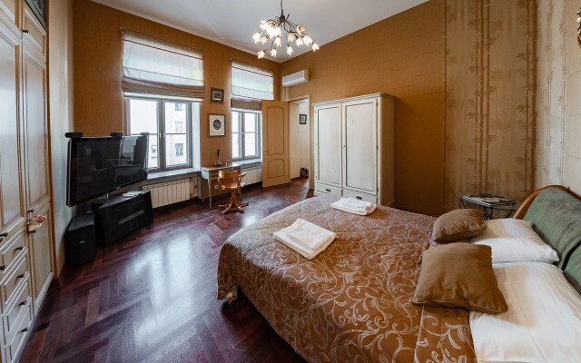 Bronza na Millionnoy Apartments