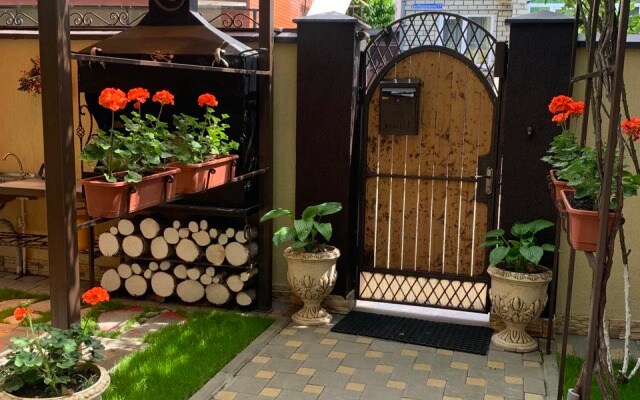Chetyre Sezona Na Korolenko 8A Guest House