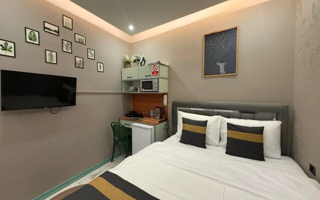 Апартаменты Cozy warm studio near the subway