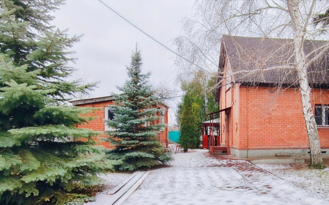 Частный дом Уютный гостевой домик с беседкой
