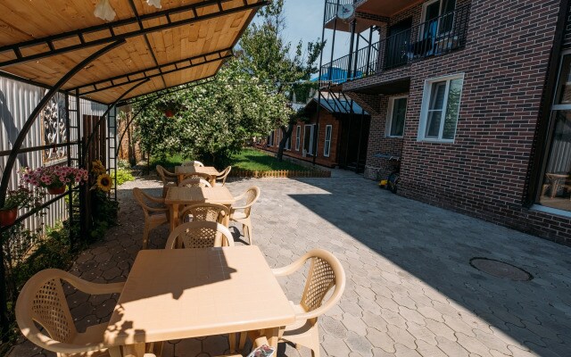 Меблированные комнаты ЭдиРоз на Крепостной