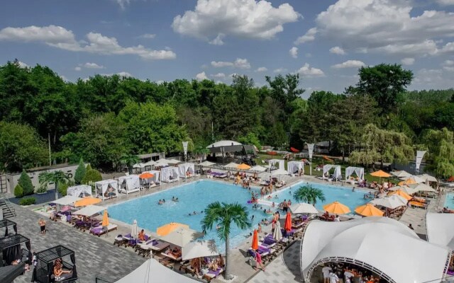 Отель BOUTIQUE HOTEL EMBARGO