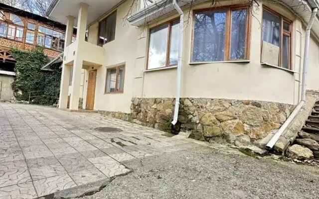 Частный дом в центре на Шаляпина с внутренним двором и беседкой
