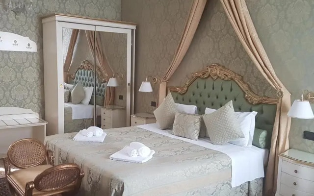 Friendly Venice Suites