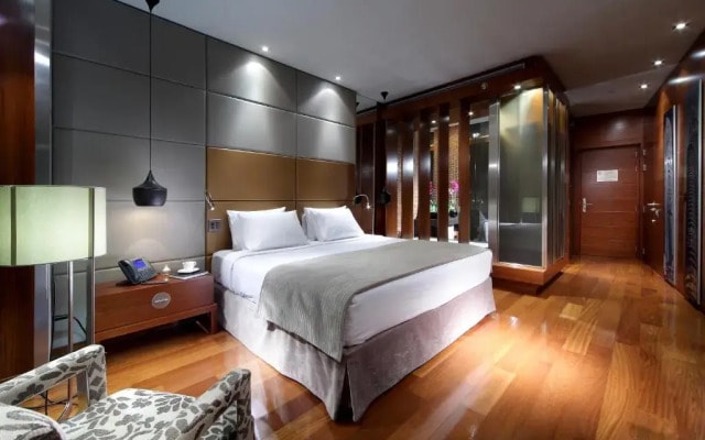 Отель Eurostars Madrid Tower