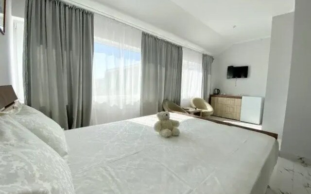 Azur Hotel