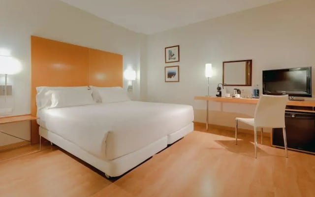 Отель Сatalonia Barcelona Beach