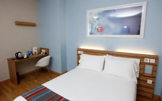 Отель Travelodge Barcelona Fira